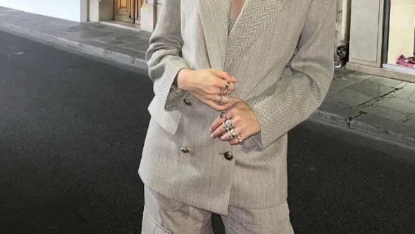 «Φόρεσα κάτι λαμπερό για να σας αποσπάσει την προσοχή» - Πασίγνωστος ηθοποιός θα γίνει πατέρας και το ανακοίνωσε η σύζυγός του σε συναυλία