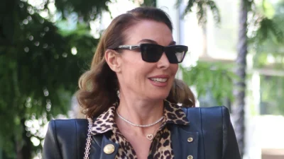 Υπέρκομψη στους δρόμους του Λονδίνου η Τατιάνα Στεφανίδου - Εντυπωσίασε με το λευκό μακρύ παλτό της