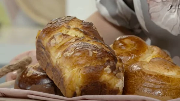 Το τσουρέκι της τεμπέλας: Πώς θα σου βγει αφράτο χωρίς ζύμωμα και μίξερ