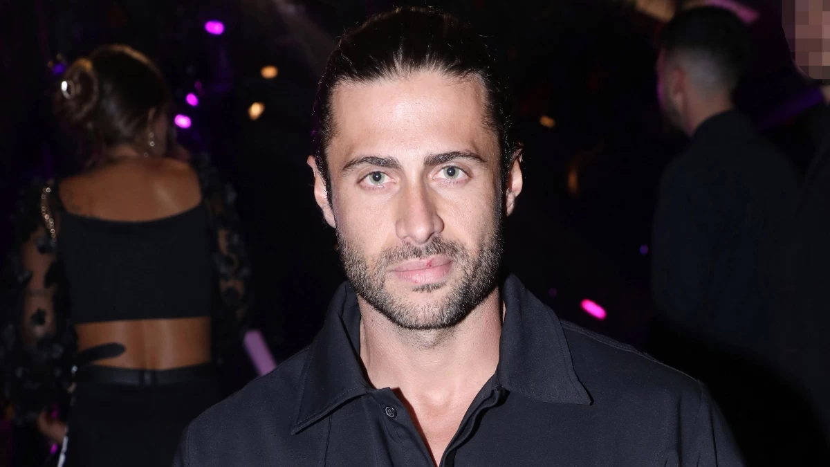 Γοητευτικός με λευκό πουκάμισο τη βραδιά των γενεθλίων του - Η τούρτα έκπληξη στον Βασάλο και το μήνυμα του έρωτά του