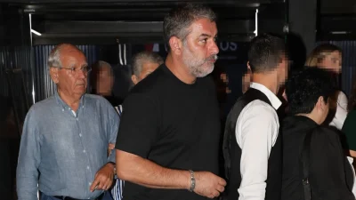 Με το κλασσικό μαύρο T-shirt ο Μπισμπίκης στα μπουζούκια να καμαρώνει τη Βανδή - Στην παρέα του πολυσυζητημένο πρόσωπο των ημερών