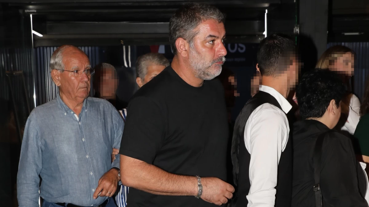 Με το κλασσικό μαύρο T-shirt ο Μπισμπίκης στα μπουζούκια να καμαρώνει τη Βανδή - Στην παρέα του πολυσυζητημένο πρόσωπο των ημερών