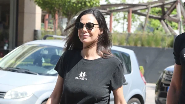 Εύη Βατίδου: Τα πρώτα πλάνα έξω από το αστυνομικό τμήμα - Ανήσυχη με το κινητό στο χέρι