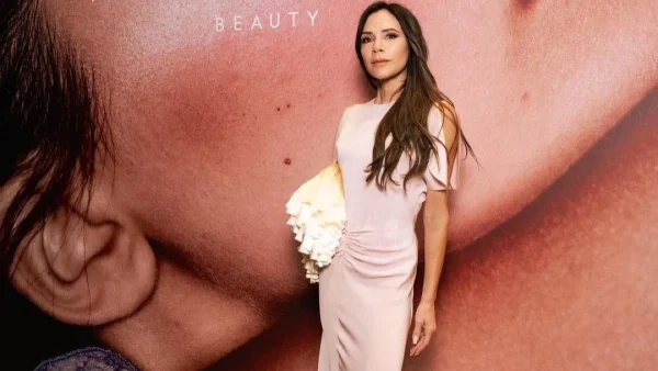 Victoria Beckham: Αυτή είναι η μεταξωτή μαξιλαροθήκη στην οποία «ορκίζεται» για υγιή επιδερμίδα & λαμπερά μαλλιά - Που θα τη βρεις & πόσο κοστίζει;