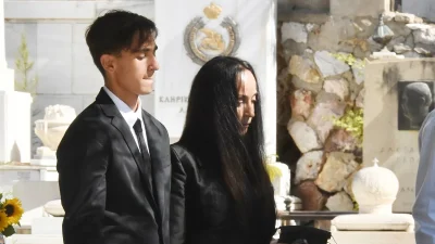 «Παιδί μου, σε αγαπάω πιο πολύ...» - "Λύγισε" η Βίκυ Τσοχατζοπούλου με το γράμμα του Άκη στον 17χρονο γιο τους