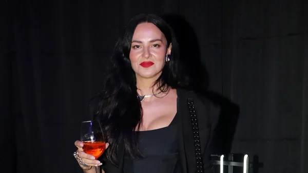 Ολόκληρο κορίτσι η κόρη της Ζενεβιέβ Μαζαρί - Μια κούκλα με μεγάλους ασημένιους κρίκους και κοκκάλινα γυαλιά ηλίου