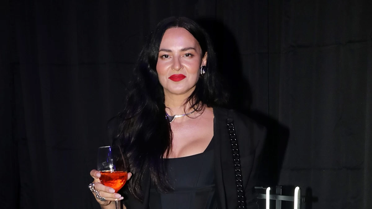 Ολόκληρο κορίτσι η κόρη της Ζενεβιέβ Μαζαρί - Μια κούκλα με μεγάλους ασημένιους κρίκους και κοκκάλινα γυαλιά ηλίου