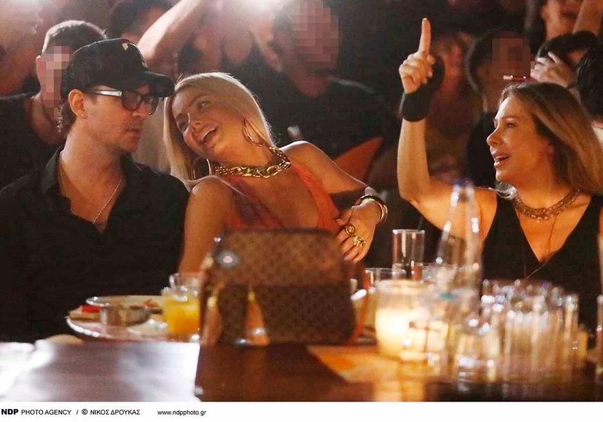 Νίνο - Ζόζεφιν: Τρυφερές στιγμές σε βραδινή έξοδό τους μαζί με την μητέρα της παρουσιάστριας