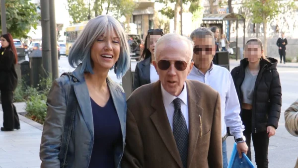 Με μπλε μίντι φόρεμα και γόβες η Σιακαβάρα και ο Πλεύρης με κοστούμι και γυαλιά ηλίου - Χέρι χέρι στο κέντρο της Αθήνας οι μελλόνυμφοι