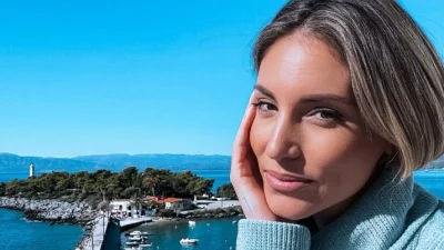 «Πολύ δεύτερο» - Θύελλα αντιδράσεων κάτω από τη φωτογραφία της Αθηνάς Οικονομάκου με την άσεμνη χειρονομία