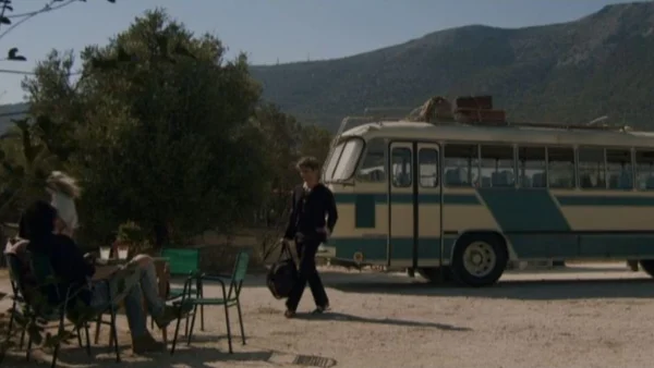 Η Παραλία (12/12): Εισβολή νέων χίπηδων στην παραλία - Αλλάζει η ζωή στο κοινόβιο