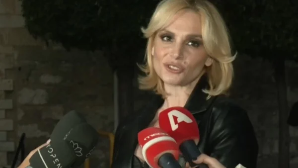 «Στα δικά μου; Ε τώρα...» - Σε αμήχανη θέση η Ελεωνόρα Ζουγανέλη με ρεπόρτερ του Happy Day στο γάμο Κουρή και Τοπαλίδου