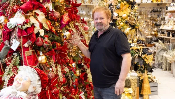 Το μαύρο χριστουγεννιάτικο δέντρο που ΔΕΝ θα ξεστολίσεις - Ο διακοσμητής των επωνύμων Νίκος Κωνστάντης προτείνει