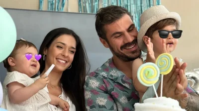 Άκης Πετρετζίκης: «Τρίζει η καρέκλα του μπαμπά» - Καταιγισμός από σχόλια κάτω από την ανάρτηση με τον γιο του, Αχιλλέα