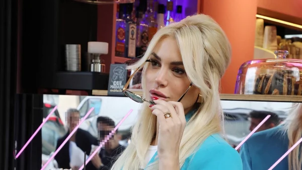 Μόνη της για καφέ στο κέντρο της Αθήνας - Αφηρημένη & πολύ σκεπτική η Αλεξάνδρα Παναγιώταρου