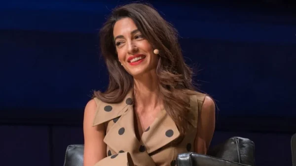 Amal Clooney: Αυτό είναι το σίδερο για μπούκλες που χρησιμοποιεί για τα υπέροχα κυματιστά μαλλιά της!