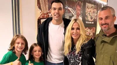 Άννα Βίσση: Με τα εγγόνια της και ροκ διάθεση, αγκαλιά με τους παίκτες του ΠΑΟ!