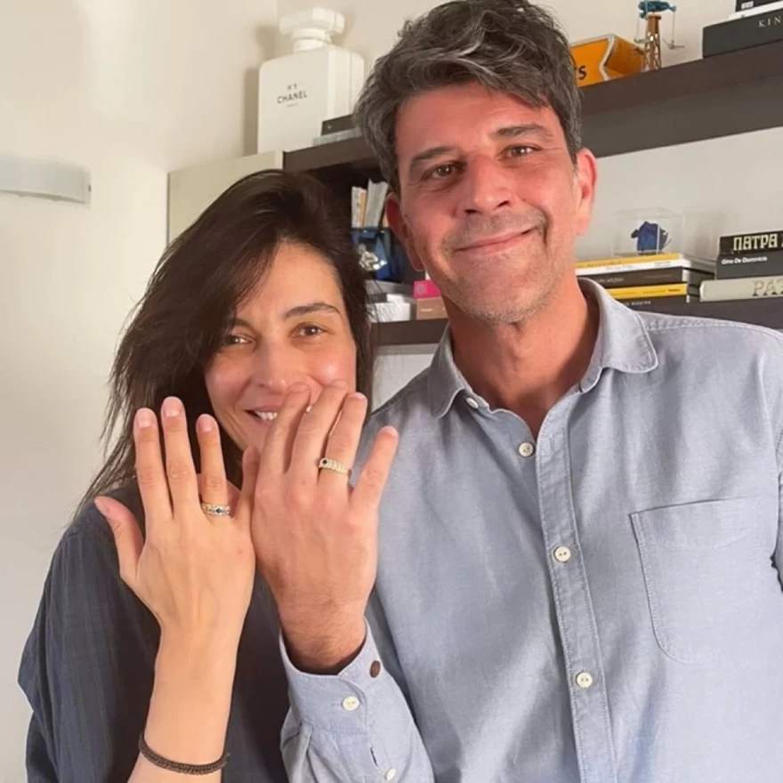 Η Αντιγόνη Κουλουκάκου με τον σύντροφό της δείχνουν τις βέρες τους