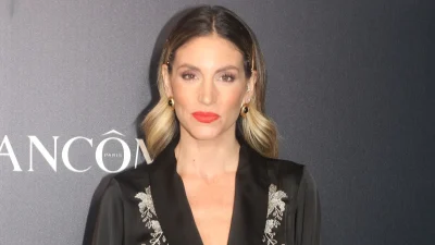 Χιλιάδες αντιδράσεις κάτω από την ανάρτηση της Αθηνάς Οικονομάκου με παντελόνι εσώρουχο και ημιδιαφανή μπλούζα με στρας στο στήθος