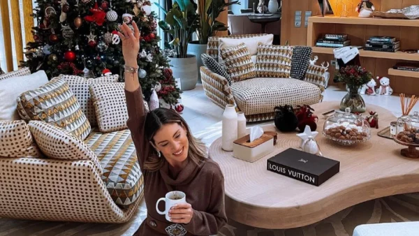 Με πολυτελείς πολυελαίους, δύο σαλόνια, δωμάτιο βεστιάριο και κήπο - Φωτογραφίες από τη μονοκατοικία Οικονομάκου & Μιχόπουλου στην Κηφισιά