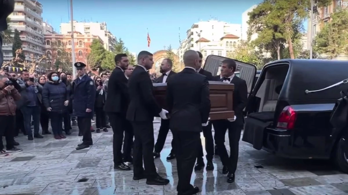Βασίλης Καρράς: Έφτασε το φέρετρο στην εκκλησία! «Είσαι παντού» φώναζε ο κόσμος - Αγκαλιασμένες η σύζυγος και η κόρη του