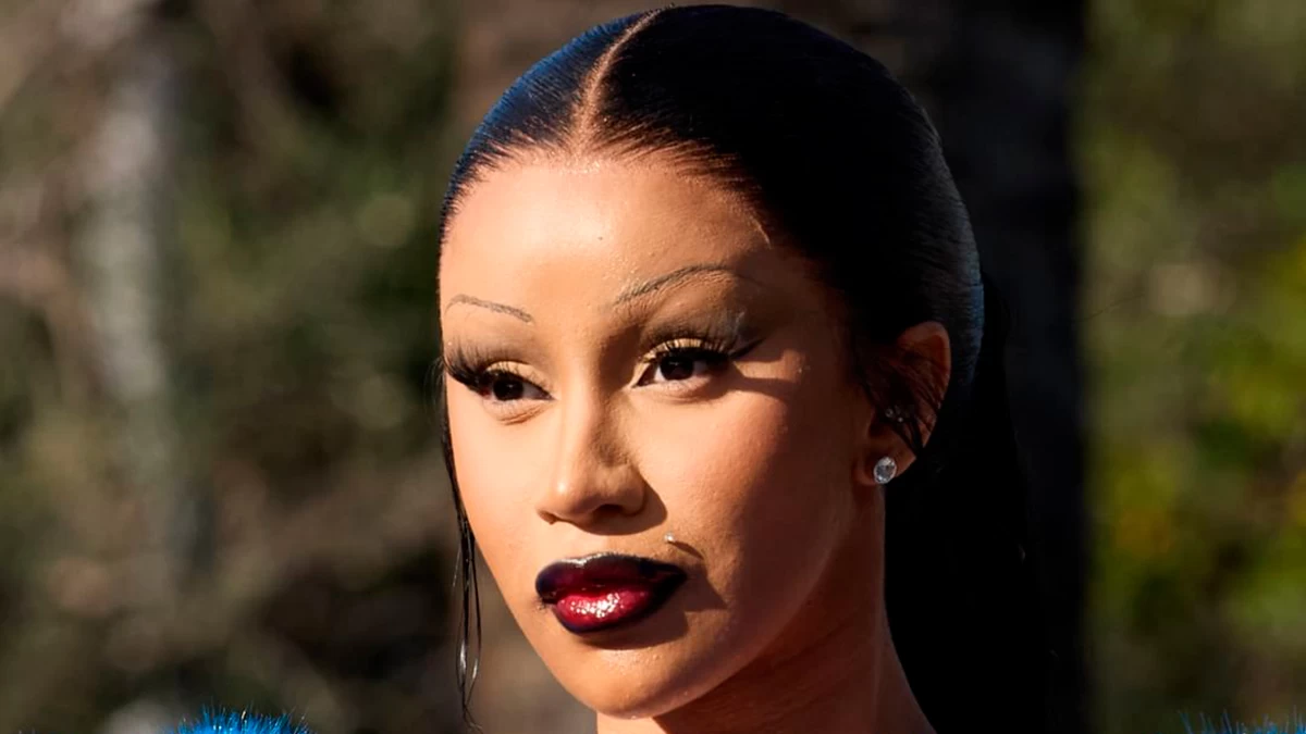 Η Cardi B κάνει το ντεμπούτο της στην πασαρέλα για τον Balenciaga