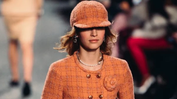 Happy Chanel Day στο Μάντσεστερ για την παρουσίαση της συλλογής Métiers d'Art 2023/24 του Οίκου