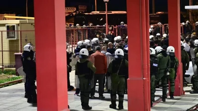 Ρέντη: Ακρωτηριάστηκε ο αστυνομικός που τραυματίστηκε από τη φωτοβολίδα - Ο μάνατζερ γνωστού τράπερ καταγγέλλει ότι τον έδειραν γυμνό στη ΓΑΔΑ μετά τα επεισόδια