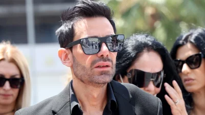 Νίκος Φλωρινιώτης: Σαν γάμος η κηδεία του - Η ασημένια νεκροφόρα με το λευκό φέρετρο και η ενδυμασία του