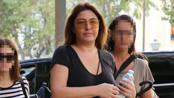 Εντυπωσιακή με δίπατα sneakers και ζεβρέ παντελόνι - Η αντίδραση της Έλενας Παπαρίζου με το που είδε το φωτογραφικό φακό