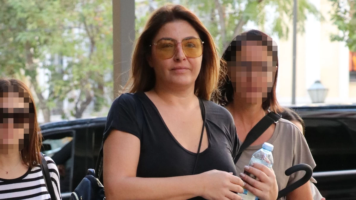 Εντυπωσιακή με δίπατα sneakers και ζεβρέ παντελόνι - Η αντίδραση της Έλενας Παπαρίζου με το που είδε το φωτογραφικό φακό