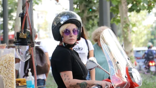 Με κοντό φόρεμα πάνω στην κατακόκκινη βέσπα της - Η βόλτα της Ελεωνόρας Ζουγανέλη στο κέντρο της Αθήνας