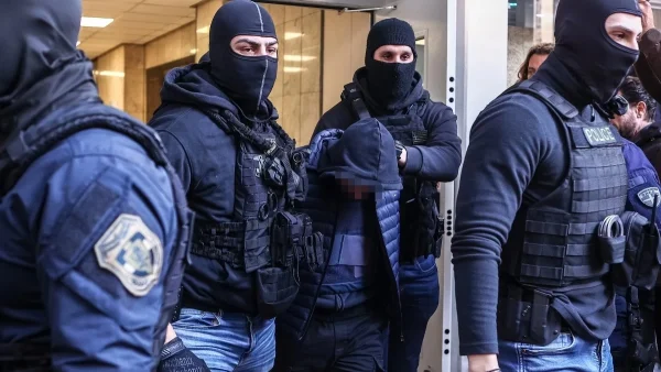 Ρέντη: Προφυλακιστέος ο 18χρονος που πέταξε την φωτοβολίδα στον αστυνομικό - Τι ζήτησε την ώρα της ανάκρισης