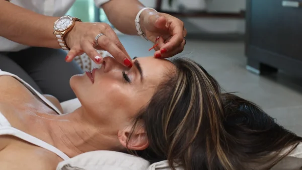 Pre-Xmas beauty treatments: Αυτές είναι οι θεραπείες ομορφιάς που θα σε κάνουν να λάμψεις φέτος τα Χριστούγεννα!