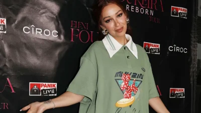 Ελένη Φουρέιρα: Φωτογραφήθηκε μπροστά από το Χριστουγεννιάτικο έλατο, που στόλισε με το γιο της και τον Αλμπέρτο Μποτία