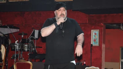 «Μου είχε λείψει η επαφή πάνω στη σκηνή...» - Επέστρεψε στη νυχτερινή Αθήνα ο Γιώργος Αλκαίος