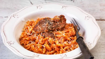 Κριθαράκι με γιουβέτσι στο φούρνο: Βήμα βήμα τα μυστικά για να μην βγει "νερό" η σάλτσα και να μην λασπώσει το κρέας