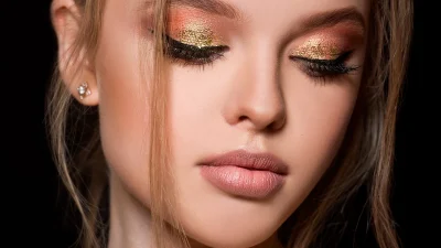 5 glam παλέτες σκιών με τιμή από 11,99 ευρώ για να πετύχεις το τέλειο γιορτινό μακιγιάζ!