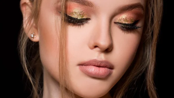 5 glam παλέτες σκιών με τιμή από 11,99 ευρώ για να πετύχεις το τέλειο γιορτινό μακιγιάζ!