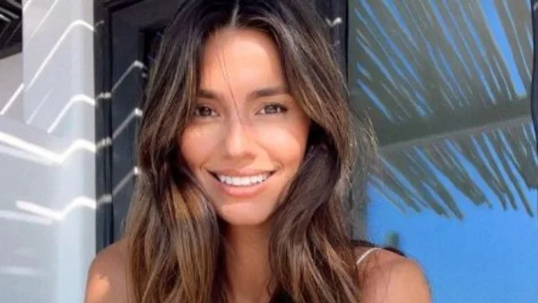 Εντυπωσιακό με γυάλινες μπάλες, φτερά & πεταλούδες - Το ιδιαίτερο χριστουγεννιάτικο δέντρο στο σπίτι της Ηλιάνας Παπαγεωργίου