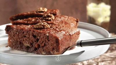 Καρυδόπιτα με φρυγανιά: Ένα από τα πιο ωραία Χριστουγεννιάτικα γλυκά