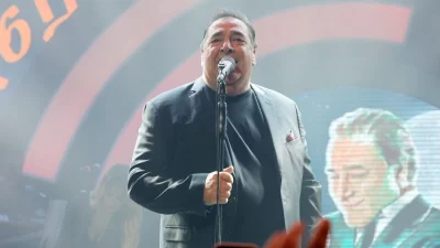 Βασίλης Καρράς: Ηχηρή απουσία καλλιτέχνη στην κηδεία του