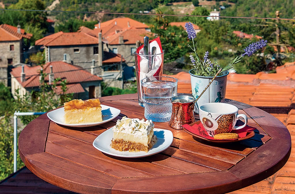 Το Ρακόμελο-To γαλακτομπούρεκο του Καρβέλη: Το σήμα-κατατεθέν στο Καρπενήσι