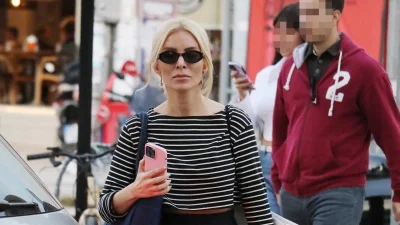 Με φούστα, λευκά μποτάκια κάλτσα, τα χέρια γεμάτα ψώνια και το κινητό στο αυτί - Η μοναχική βόλτα της Κατερίνας Καινούργιου στη Γλυφάδα