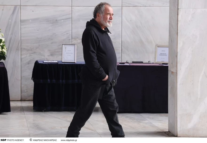 Αυτή την ώρα το τελευταίο "αντίο" στο μεγάλο Βασίλη Βασιλικό - Τραγικές φιγούρες η σύζυγος και η κόρη του