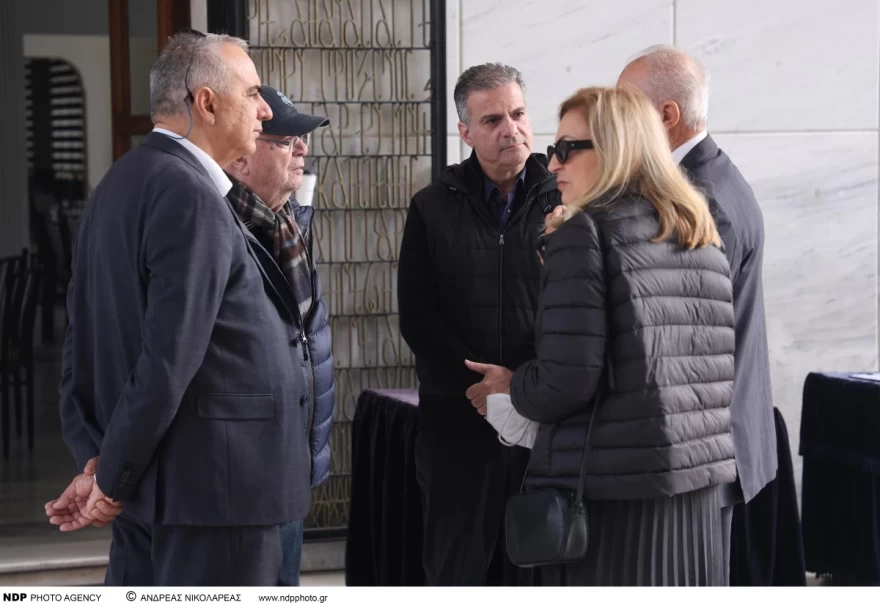 Αυτή την ώρα το τελευταίο "αντίο" στο μεγάλο Βασίλη Βασιλικό - Τραγικές φιγούρες η σύζυγος και η κόρη του