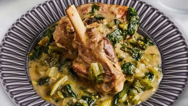 Συνταγή - εγγύηση για κατσικάκι φρικασέ με μαρούλια και άγρια χόρτα: Όλο το μυστικό βρίσκεται στο αυγολέμονο