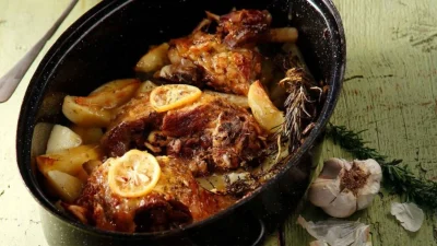 Σκέτο "λουκούμι": Λεμονάτο κατσικάκι με μελωμένες πατάτες - Πως να το φτιάξεις μόνη σου