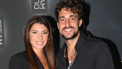 Σάκης Κατσούλης: Με μαύρο κοστούμι, παπιγιόν & χρυσό ρολόι - Περήφανη η Μαριαλένα Ρουμελιώτη για τον σύντροφό της