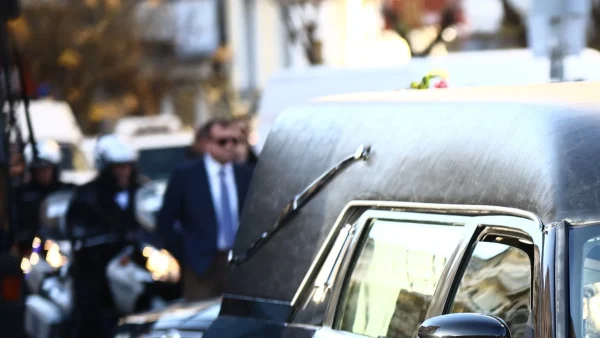 Θεσσαλονίκη: Σε βαρύ κλίμα η κηδεία του 32χρονου αστυνομικού - Υποβασταζόμενη η μητέρα του